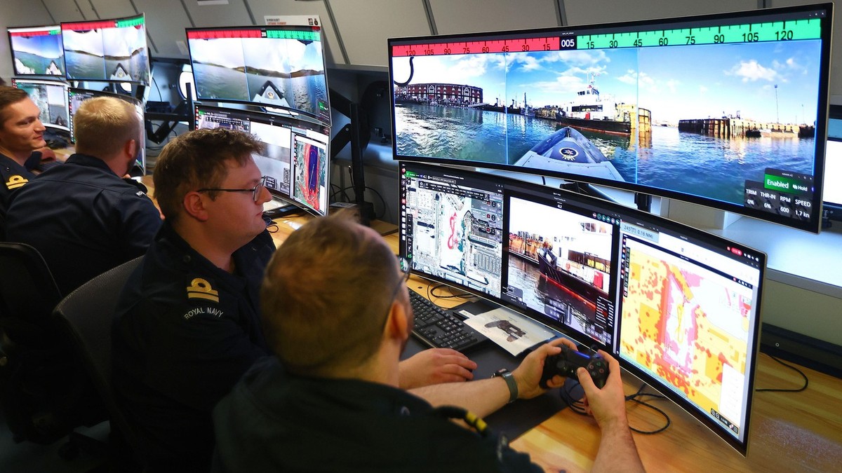 Echipaje operaționale de vehicule autonome de apărare maritimă sunt surprins în timp ce lucrează la baza navală din Portsmouth Foto: Profimedia