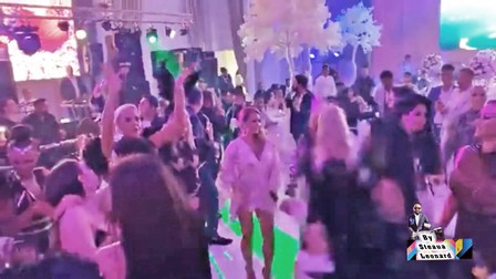 În imaginile filmate live pe YouTube se poate vedea o adunare care depășește cu mult limita de 20 de persoane impusă de legea stării de alertă pentru spații închise