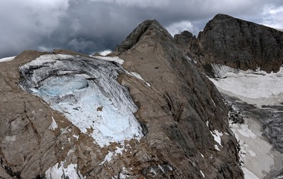 Imagini aeriene din 5 iulie 2022 cu ghețarul prăbușit din muntele Marmolada, Italia. Foto: Profimedia