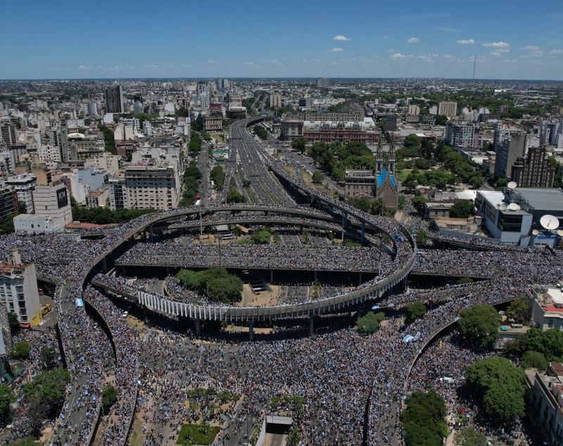 Ciocniri între polițiști și fani la sărbătoarea din Buenos Aires cu peste 5 milioane de oameni pe străzi. Cel puțin 21 de răniți și 14 persoane arestate
