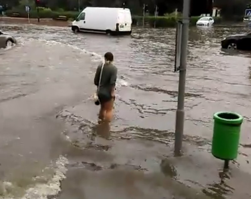 Inundații în Slobozia după o ploaie de doar 45 de minute. Subsolul UPU, invadat de apă