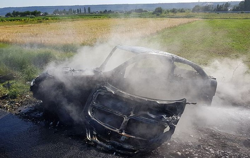 Accident grav în Vrancea. Un autoturism a luat foc pe E 85, în urma coliziunii frontale dintre două maşini