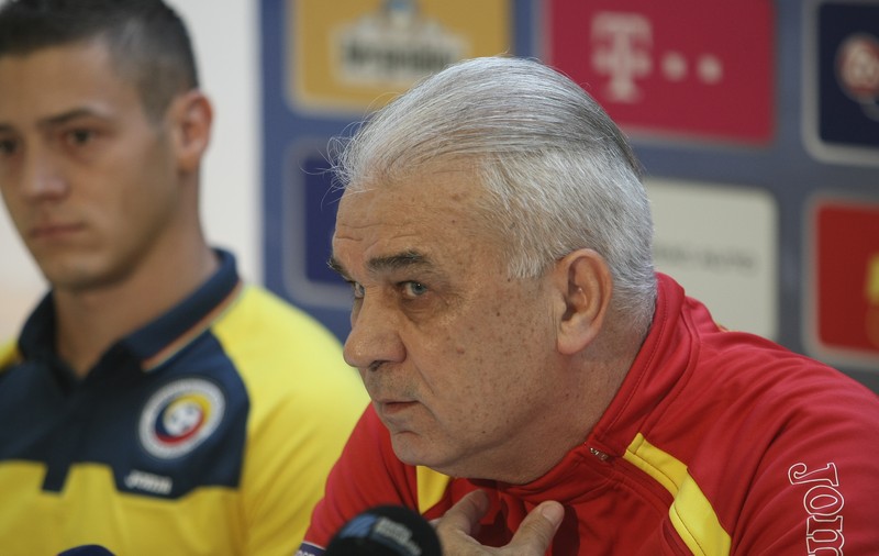 PRELIMINARIILE EURO 2016, ROMÂNIA - GRECIA (luni, ora 21.45, TVR 1) / Puiu e nervos. A plecat brusc din conferința de presă. Nu știe dacă va fi lăsat la cârma naționalei, ^dacă va califica echipa la turneul final din Franța. Ce au declarat tricolorii la Mogoșoaia / GALERIE FOTO