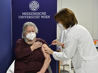 Prima persoană vaccinată în Austria FOTO: EPA