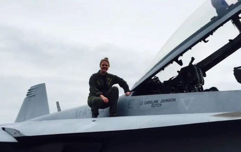 Povestea femeii care a luptat cu ISIS din cabina unui avion de vânătoare. "Nu ai timp să te gândești că vei fi împușcat"
