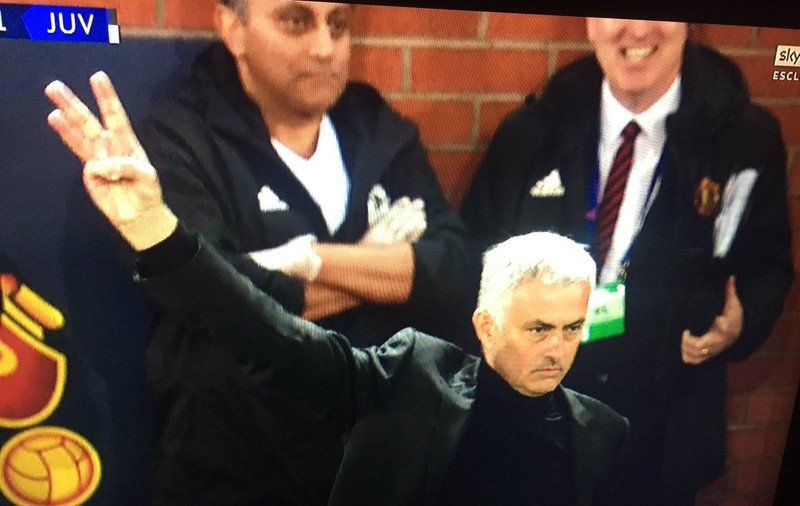Jose Mourinho le-a răspuns suporterilor torinezi care l-au insultat. Ce semnifică cele trei degete ridicate