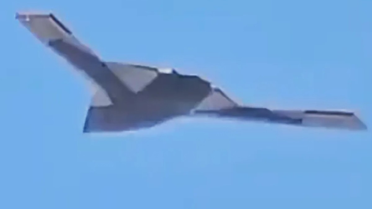 drona stealth GJ-X a Chinei pe cer. se observa o anvergura neobisnuita a aripilor, de peste 42 de m