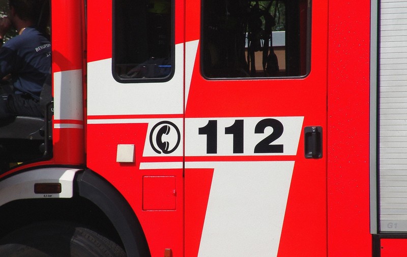 Femeie intoxicată cu fum după ce garsoniera i-a luat foc de la o lumânare