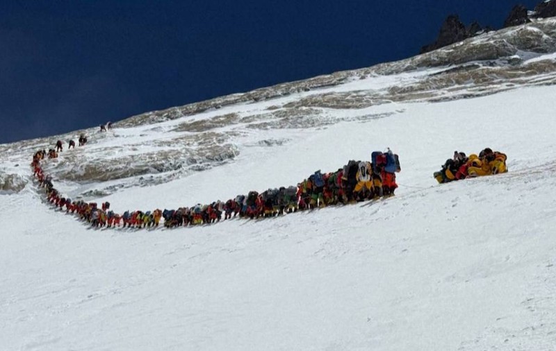 Aglomerație istorică pe Everest: 274 de alpiniști au ajuns pe vârf într-o singură zi, după săptămâni de blocaj