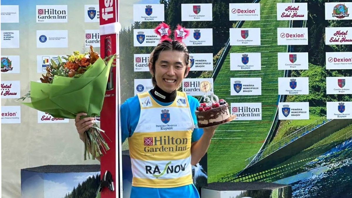Naoki Nakamura, cu trofeul, pe podiumul de premiere