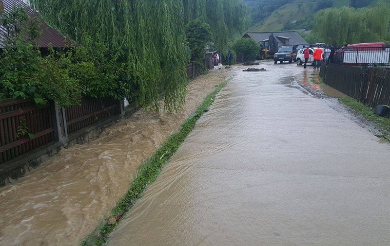 DN 14A, în județul Sibiu, inundat din cauza ploilor. O maşină a rămas blocată în apă