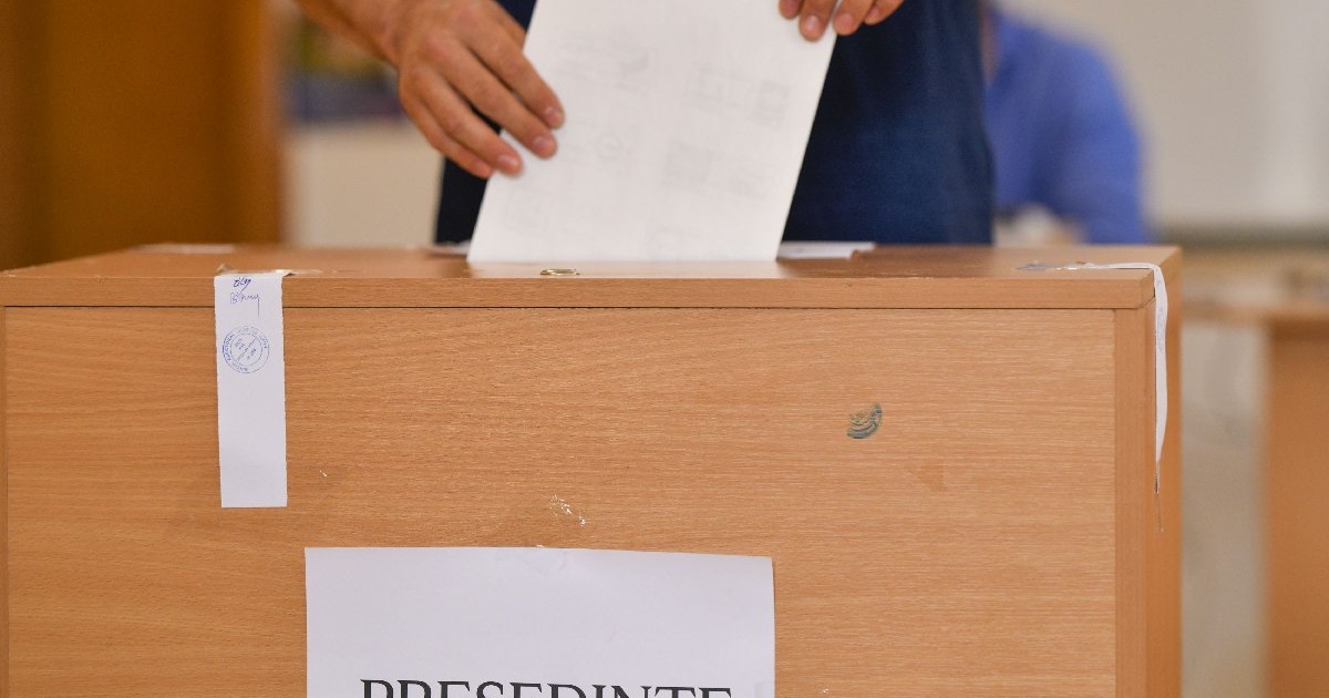 O persoana isi exercita dreptul la vot, in cadrul primului tur al alegerilor prezidentiale, in Mogosoaia, duminica, 4 mai 2025