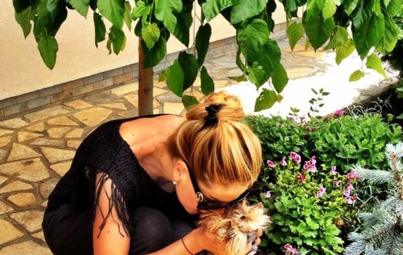 Andreea Bănică își pupă cățelul în bot. Cum ți se pare gestul cântăreței?