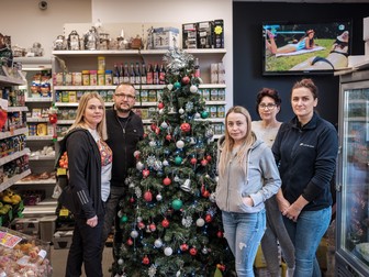 Jan Domnișor, unul dintre cei doi proprietari ai primului magazin românesc din Dunstable, UK, împreună cu partenera lui, Mirela Pătrăuceanu (stânga) și o parte dintre angajatele române de la magazin: Petronela, Elena și Mădălina. 2 decembrie 2021