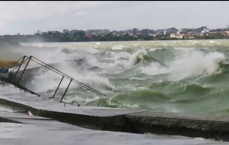 Imagini rare cu lacul Siutghiol din Constanța, care „fierbe” din cauza rafalelor puternice  | VIDEO