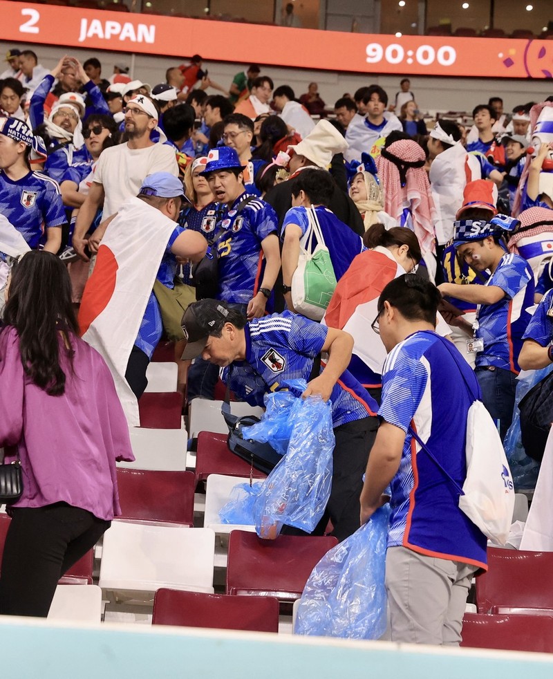 Suporteri japonezi adunând gunoiul de pe stadion / FOTO: Profimedia