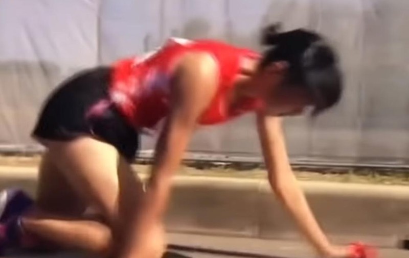 Gestul anului în sport e al unei maratoniste japoneze: și-a rupt piciorul, însă a mers târâș 200 de metri pentru a preda ștafeta / VIDEO