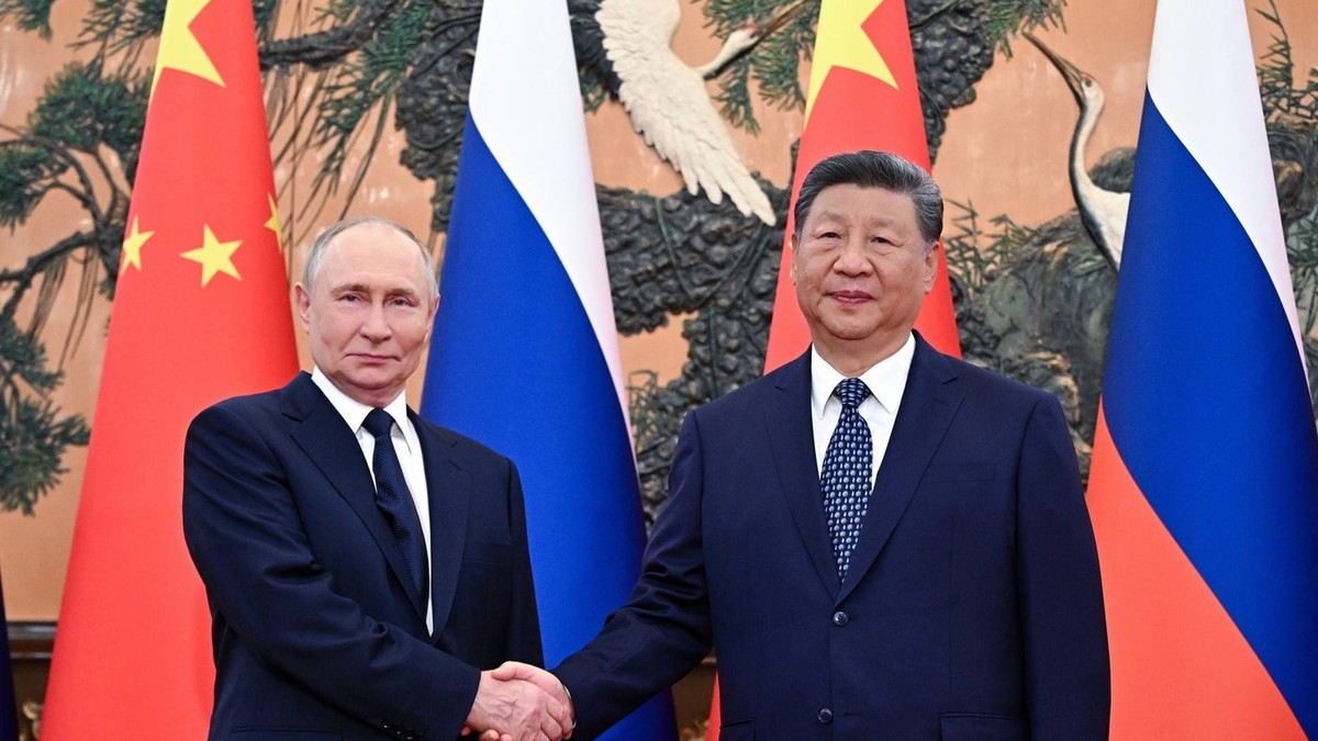 Vladimir Putin (stânga) și Xi Jinping dau mâna în timpul unei întrevederi bilaterale Foto: Profimedia