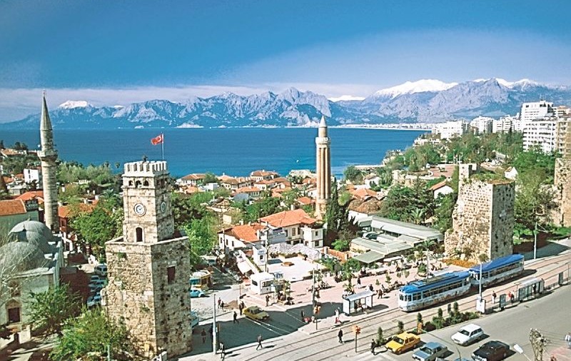 Atac cu rachete în Antalya. Două proiectile au fost trase asupra unui depozit al unei companii
