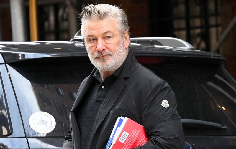Alec Baldwin, judecat pentru omor prin imprudență. Actorul a împușcat-o accidental pe Halyna Hutchins, la filmările „Rust”