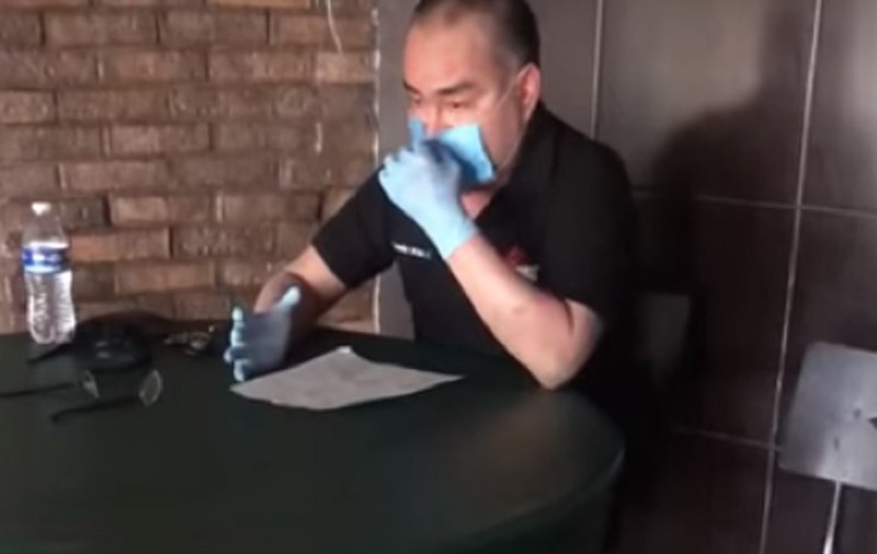 VIDEO |Un patron izbucnește în hohote de plâns atunci când își anunță angajații că nu mai au loc de muncă: „Sunt ultimii mei bani. Vi-i dau vouă!”
