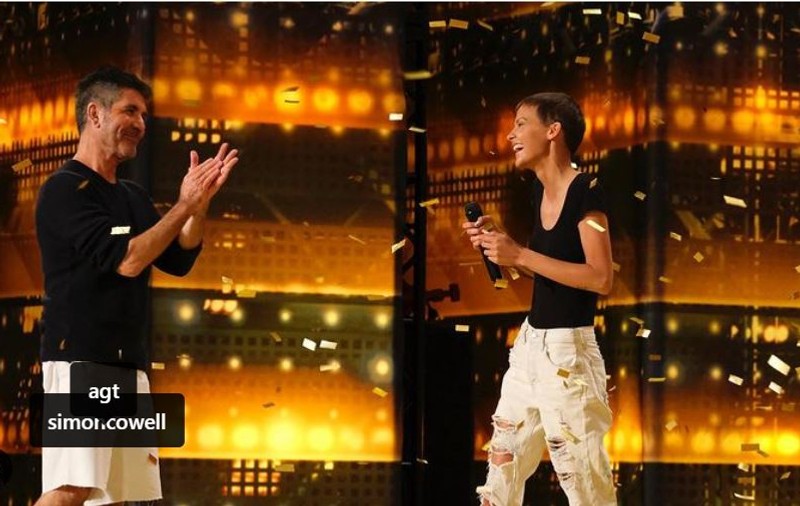 O tânără bolnavă de cancer a impresionat juriul de la America's Got Talent cu vocea ei
