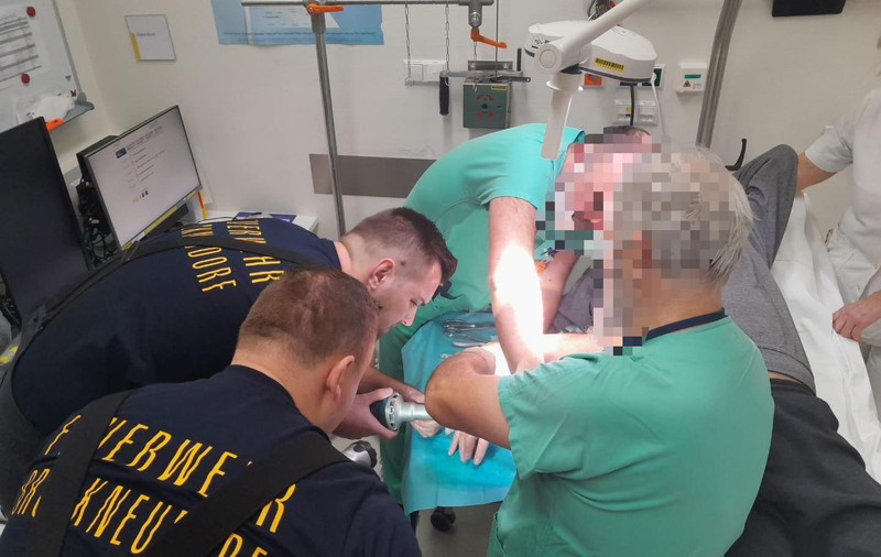 Spitalul a chemat pompierii ca să taie inelul blocat pe degetul unui pacient, în Austria