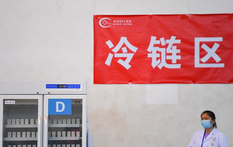 Strategia Chinei pentru a vaccina 560 de milioane de oameni, în ciuda reticenței: înghețată gratis și amenințări
