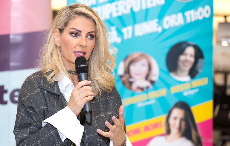 Andreea Bănică s-a confesat. „M-am simțit foarte singură după ce am născut-o pe Sofia!”