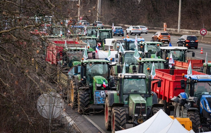 A doua zi de blocaje pe autostrăzile din jurul Parisului. Premierul Gabriel Attal, așteptat să anunțe noi măsuri după discuțiile de luni cu agricultorii
