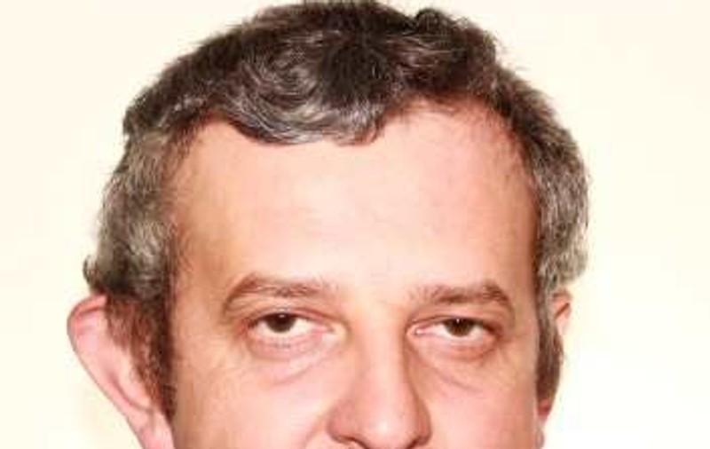 Bartha Levente Mozes, fost educator din Brașov, e dat în urmărire prin Interpol. Bărbatul a fost condamnat pentru că a violat șase minori