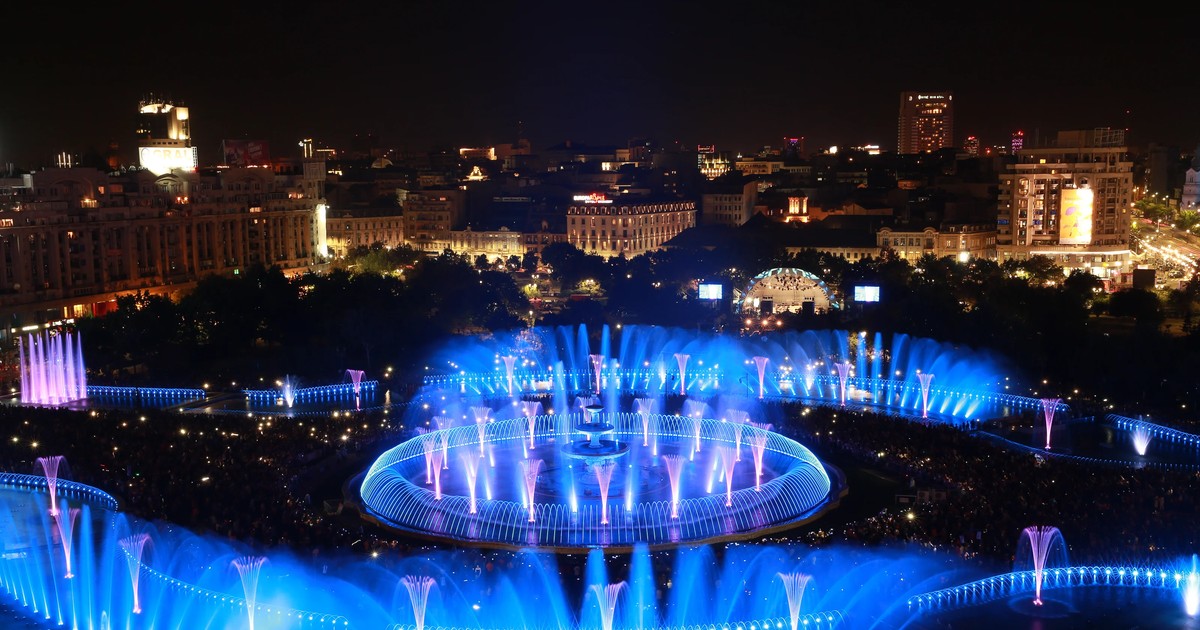 Fântânile din Piața Unirii luminate în albastru în timpul unui show din 2019