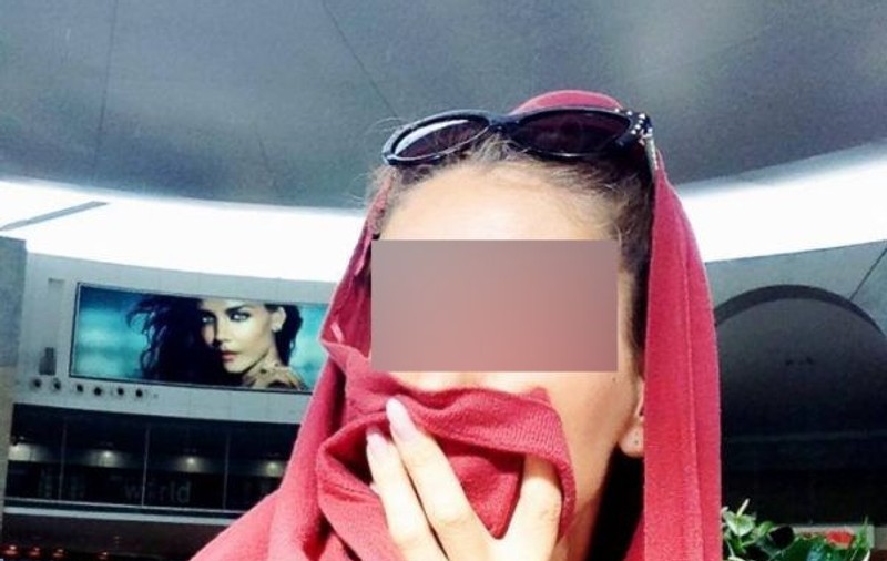 Pe scenă încinge spiritele, în aeroport a  tremurat ca varga! Păţania unei artiste de la noi! | FOTO