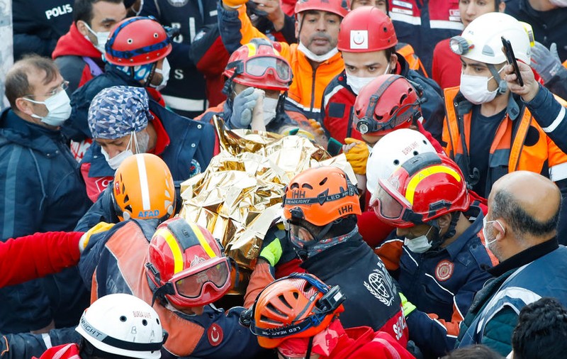 VIDEO | O fetiță de 3 ani a fost scoasă în viață de sub dărâmături, la 65 de ore după cutremurul din Turcia