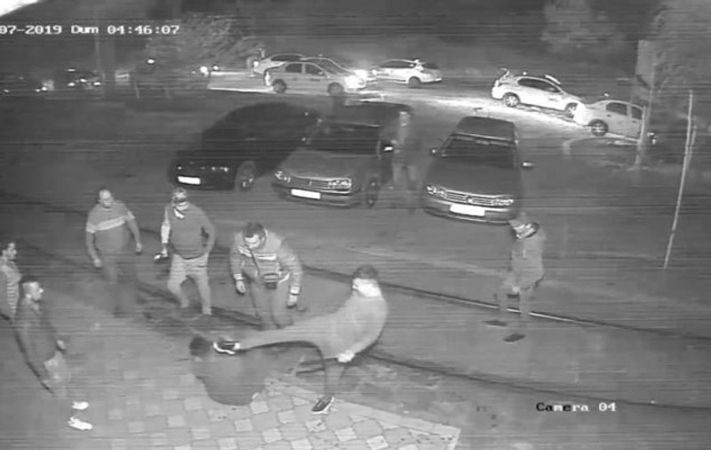 VIDEO / Mai mulți taximetriști au bătut un client, în Galați. Victima are nevoie de 18 zile de îngrijiri medicale