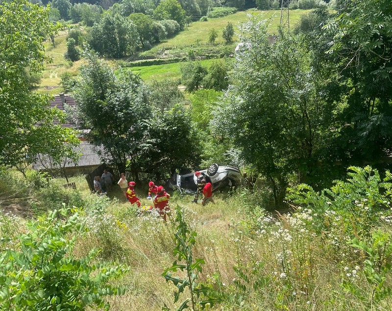 Mașină în care se aflau patru persoane, răsturnată într-o râpă, în Alba. Două femei au murit