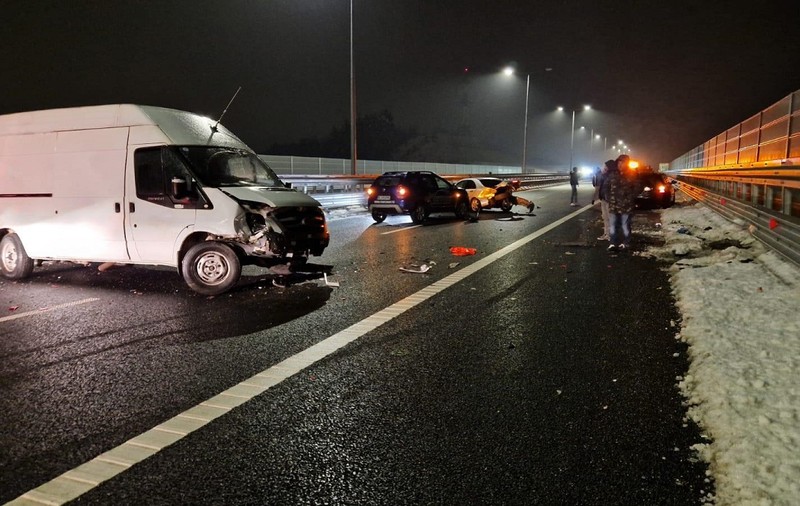 Un șofer de dubă a sărit în gol 25 de metri de pe viaductul Tălmăcel, ca să se ferească de un Mercedes, într-un accident cu 6 mașini