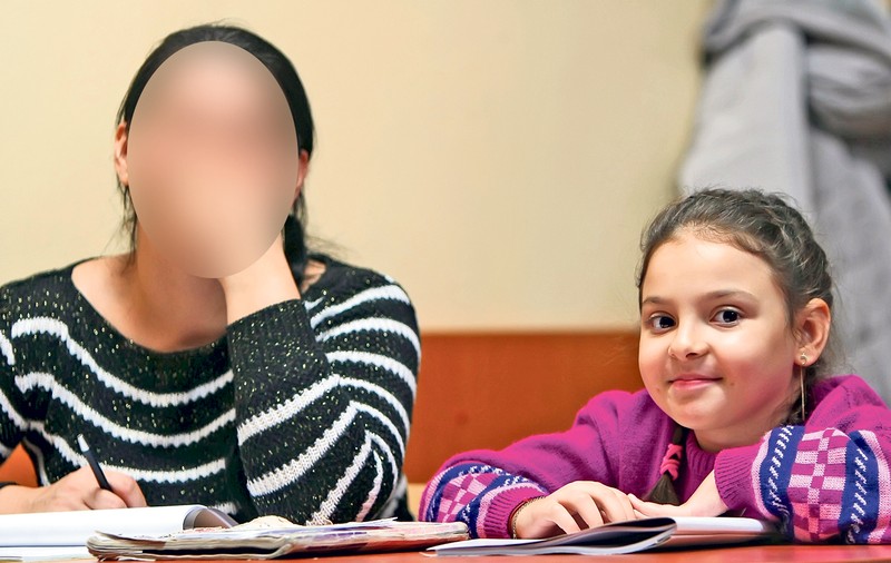 Fiică şi mamă, colege de bancă la clasa a IV-a