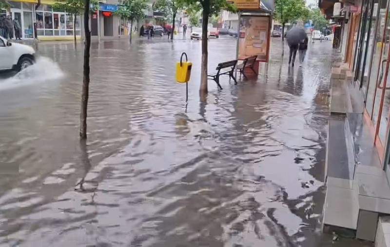 Imagini din primul oraș inundat în România, după 12 ore de ploaie continuă și înainte să intre în vigoare codul portocaliu