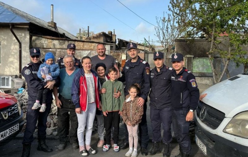 Pompierii gălățeni le-au salvat, apoi au strâns bani pentru cele două familii care au rămas fără case după un incendiu devastator