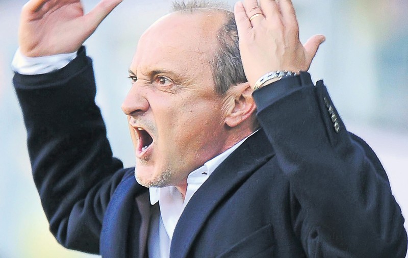Tehnicianul Delio Rossi a fost dat afară de Fiorentina după ce i-a dat un pumn lui Adem Ljajici în timpul meciului cu Novara | FOTO&VIDEO