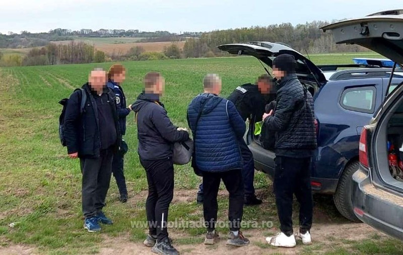 Refugiați ucraineni, depistați de polițiști din elicopter. Pe unde încercau să treacă ilegal granița în România