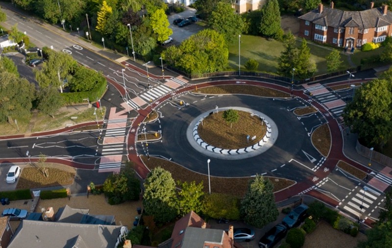 O idee pentru noii primari: Cum arată primul sens giratoriu din Marea Britanie în care bicicliștii au prioritate