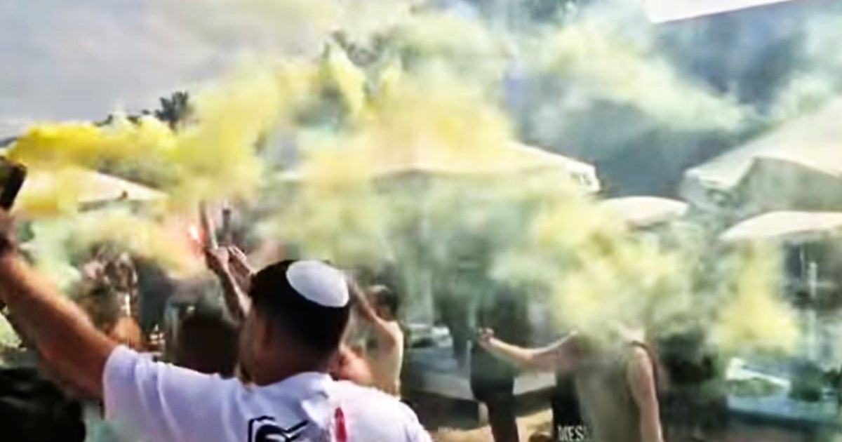 Imagini surprinse în București care arată suporterii echipei de fotbal Beitar Ierusalim, aprinzând fumigene și torțe la o piscină, în timp ce cântau imnuri ale echipei, 30 iulie 2025