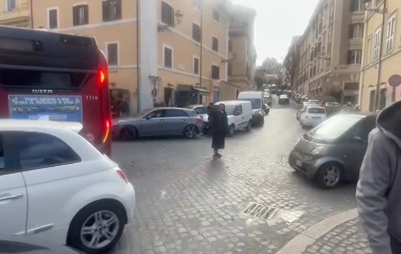 Călugărița care a dirijat traficul din centrul Romei este româncă și a jucat fotbal. Cum a ajuns de la naționala Italiei la călugărie: „Pe dinăuntru eram goală”