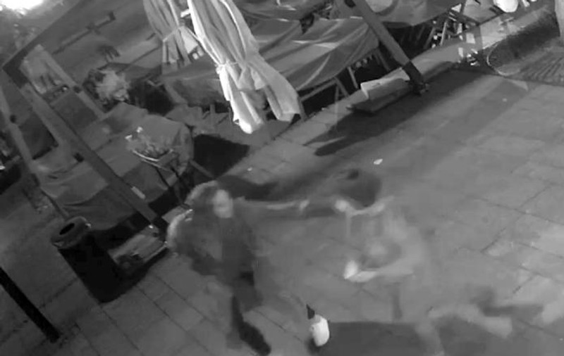 Două franțuzoaice au mâncat și au băut la Cluj și au fugit fără să plătească! Ele au fost filmate