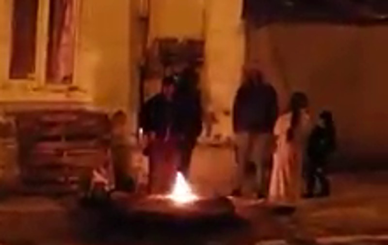 VIDEO| Porc pârlit pe trotuar, într-o zonă centrală a municipiului Galaţi. Polițiștii au dat amendă