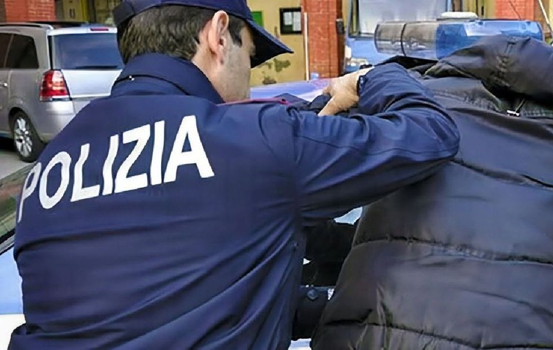 Român beat arestat în Italia după ce a încercat să o abuzeze pe fiica de 14 ani a concubinei sale. Cum s-a salvat adolescenta