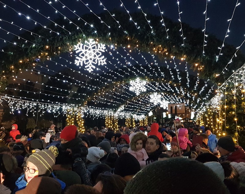 VIDEO&FOTO/ Sute de mii de luminițe multicolore s-au aprins în Iași. S-au deschis și cele două târguri de Crăciun