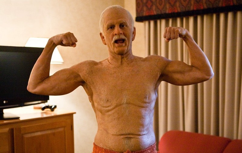 TRANSFORMARE-BOMBĂ! AI IDEE ce ACTOR CELEBRU este, de fapt, BĂTRÂNELUL ĂSTA? FOTO